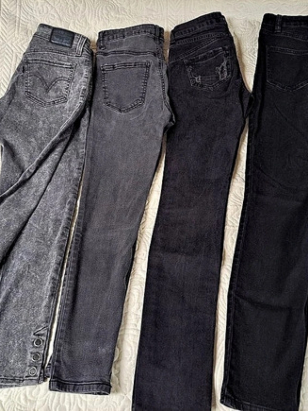 4 Women's Gray & Black Skinny Jeans